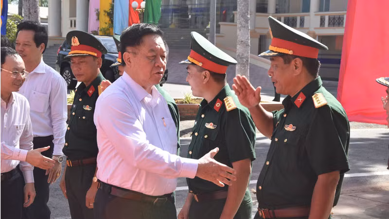 Đồng chí Nguyễn Trọng Nghĩa đến thăm, chúc mừng cán bộ và nhân viên Bệnh viện Quân y 120. Đồng chí Nguyễn Trọng Nghĩa đến thăm, chúc mừng cán bộ và nhân viên Bệnh viện Quân y 120.