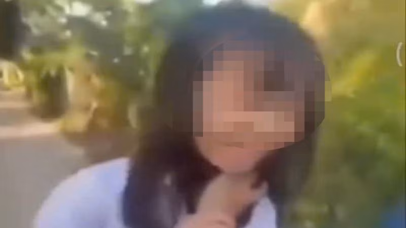 Hành vi bóp cổ bạn nữ của một số học sinh nữ Trường trung học cơ sở An Hữu. (Ảnh cắt từ video)