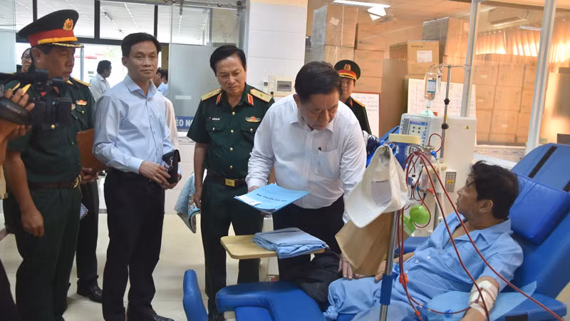 Đồng chí Nguyễn Trọng Nghĩa thăm hỏi bệnh nhân đang điều trị tại Bệnh viện Quân y 120. Đồng chí Nguyễn Trọng Nghĩa thăm hỏi bệnh nhân đang điều trị tại Bệnh viện Quân y 120.