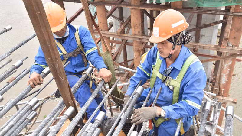 Công nhân thi công tăng cường lực cho nhịp cầu.