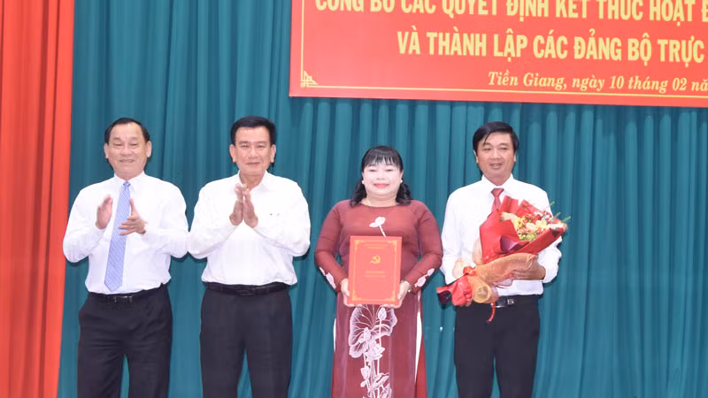 Đồng chí Nguyễn Văn Vĩnh (bìa trái) trao quyết định kết thúc hoạt động của Đảng ủy Khối cơ quan, doanh nghiệp tỉnh. Đồng chí Nguyễn Văn Vĩnh (bìa trái) trao quyết định kết thúc hoạt động của Đảng ủy Khối cơ quan, doanh nghiệp tỉnh.