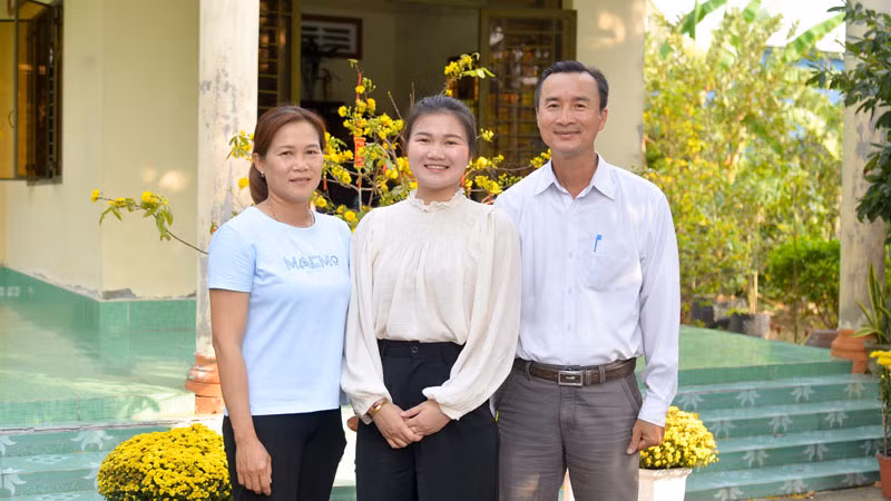 Em Đinh Quý Ái Nhân (giữa) cùng cha, mẹ.
