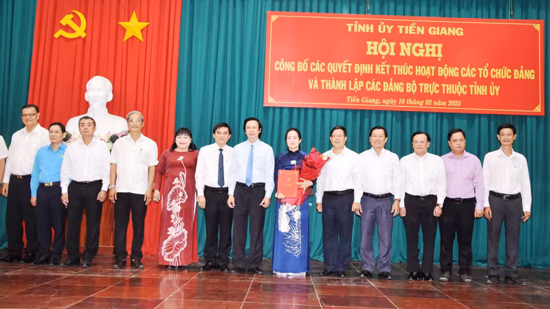 Trao quyết định thành lập Đảng bộ các cơ quan Đảng tỉnh Tiền Giang. Trao quyết định thành lập Đảng bộ các cơ quan Đảng tỉnh Tiền Giang.