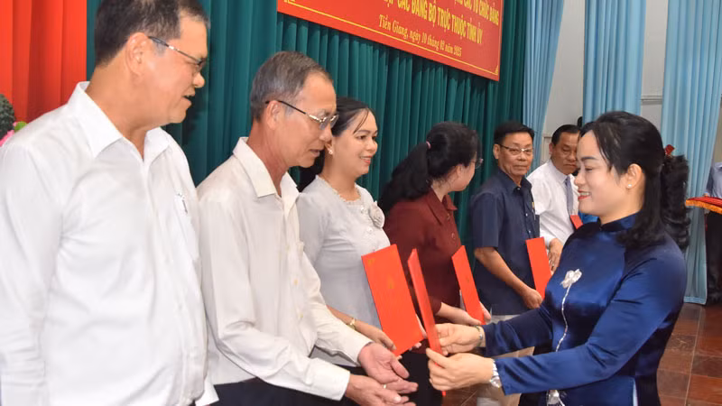 Đồng chí Nguyễn Hải Trâm, Phó Bí thư Thường trực Tỉnh ủy Tiền Giang trao quyết định kết thúc hoạt động của các Đảng đoàn. Đồng chí Nguyễn Hải Trâm, Phó Bí thư Thường trực Tỉnh ủy Tiền Giang trao quyết định kết thúc hoạt động của các Đảng đoàn.
