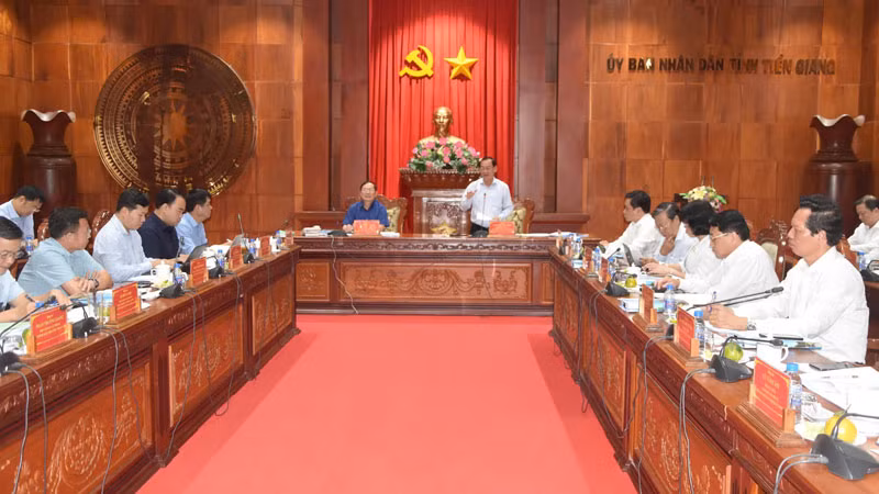 Chủ tịch Ủy ban nhân dân tỉnh Tiền Giang Nguyễn Văn Vĩnh làm rõ những nội dung mà Đoàn kiểm tra yêu cầu.