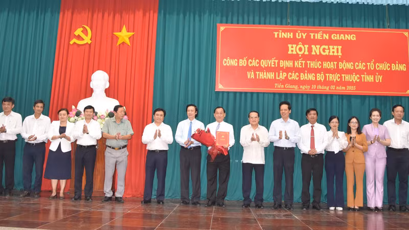 Trao quyết định thành lập Đảng bộ Ủy ban nhân dân tỉnh Tiền Giang.