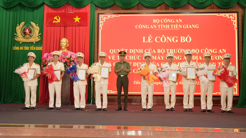 Đại tá Nguyễn Văn Nhựt, Giám đốc Công an tỉnh Tiền Giang trao Quyết định cho các đồng chí được điều động giữ chức vụ Trưởng Phòng.