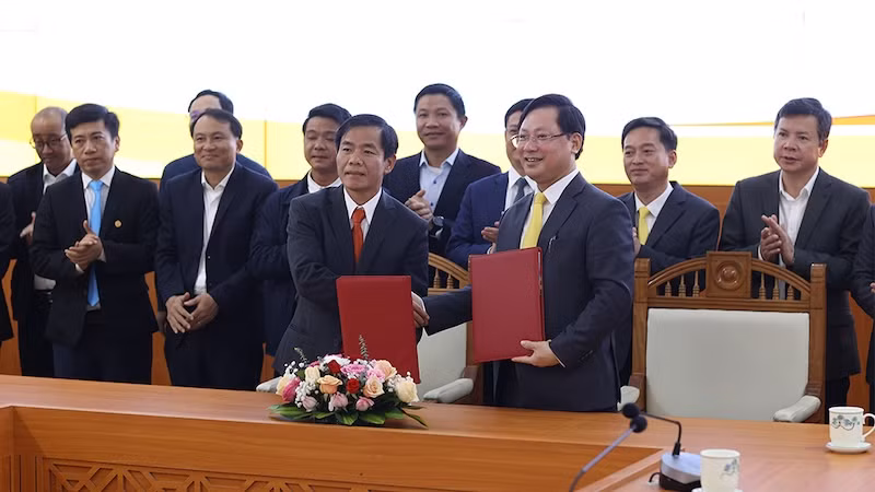 Chủ tịch Ủy ban nhân dân thành phố Huế Nguyễn Văn Phương và Tổng giám đốc Bưu điện Việt Nam Chu Quang Hào ký kết thỏa thuận hợp tác.