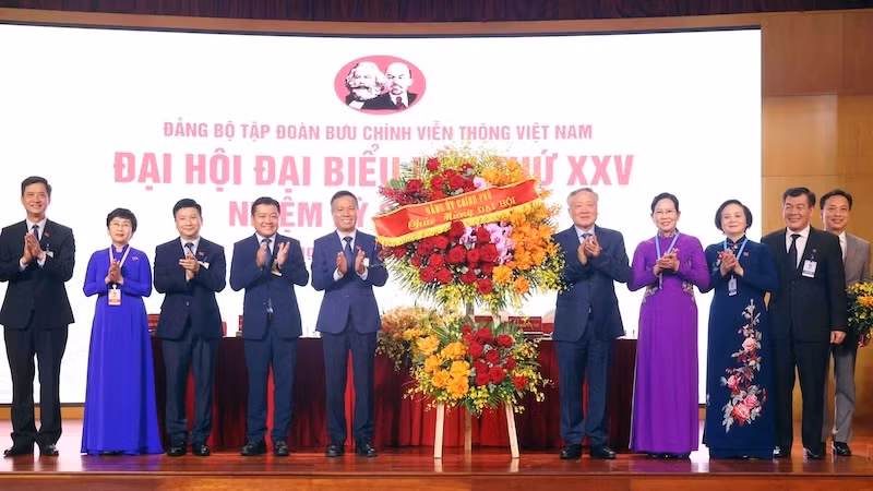 Đoàn Chủ tịch Đại hội đón nhận lẵng hoa chúc mừng của Đảng ủy Chính phủ