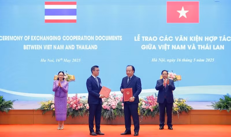 Đại diện Central Group và Central Retail cùng đại diện Bộ Công thương ký thoả thuận hợp tác.