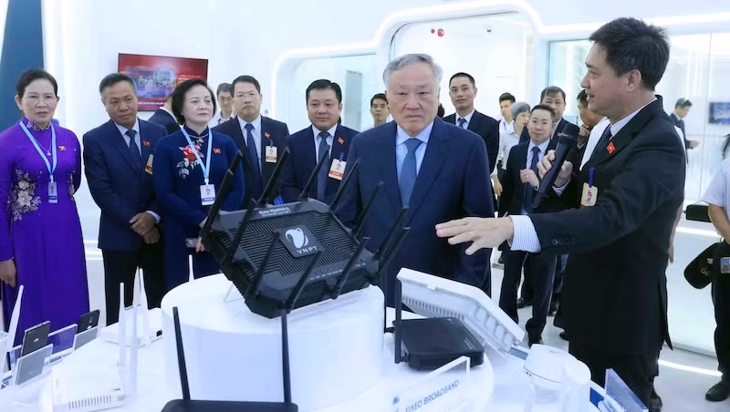 Phó Thủ tướng Nguyễn Hoà Bình tham quan tham quan gian trưng bày các sản phẩm công nghệ của Tập đoàn VNPT.