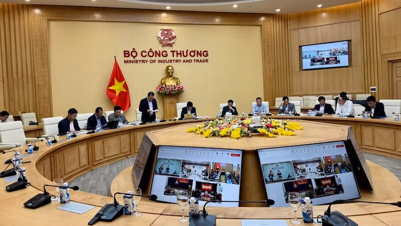 Chủ tịch Hội đồng thành viên EVN Đặng Hoàng An báo cáo tại cuộc họp bàn về tiến độ thực hiện dự án Đường dây 500kV Lào Cai-Vĩnh Yên ngày 21/2/2025.