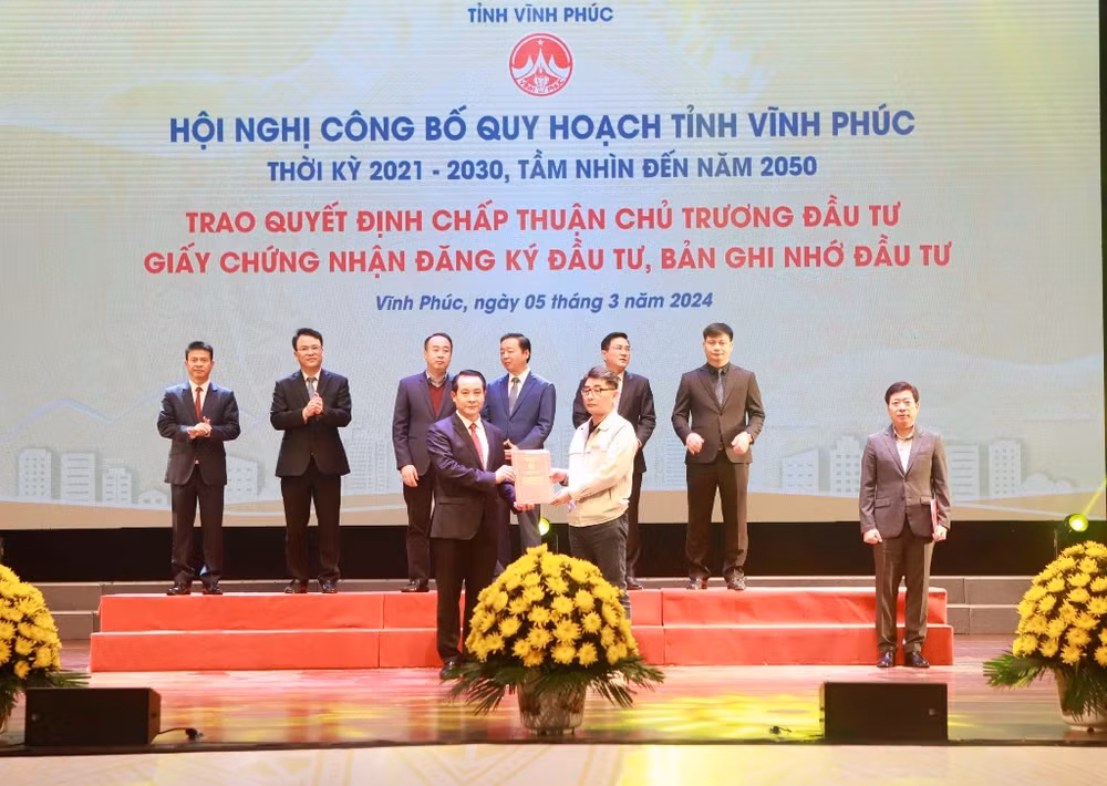 Lãnh đạo tỉnh Vĩnh Phúc trao Giấy chứng nhận đăng ký đầu tư cho các nhà đầu tư.