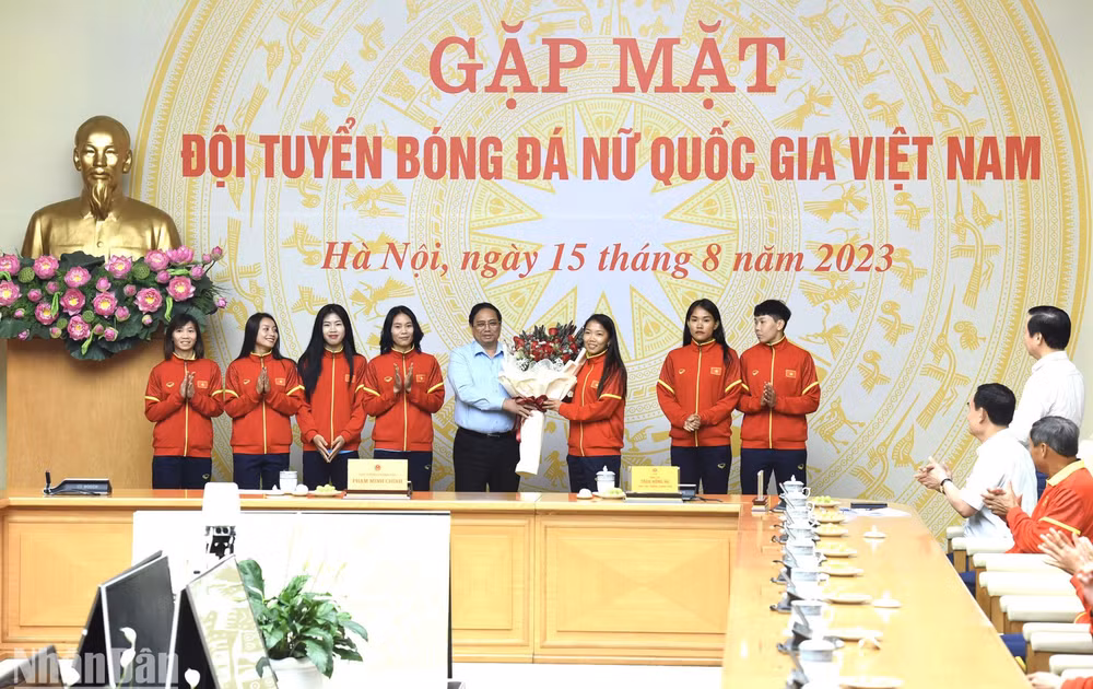 Thủ tướng Phạm Minh Chính tặng hoa cho các cầu thủ Đội tuyển bóng đá nữ quốc gia Việt Nam. Thủ tướng Phạm Minh Chính tặng hoa cho các cầu thủ Đội tuyển bóng đá nữ quốc gia Việt Nam.
