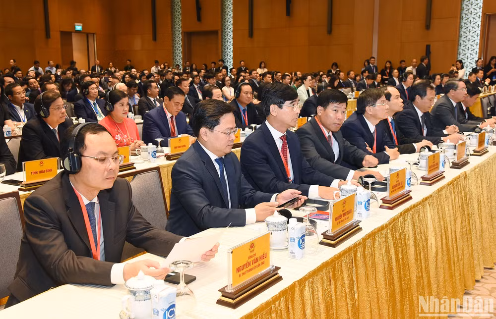 Dự hội nghị có hơn 500 đại biểu là lãnh đạo các bộ, ngành, tỉnh, thành phố và hơn 150 doanh nghiệp hai nước Việt Nam, Singapore.
