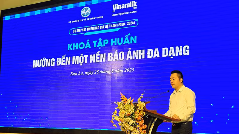 Tiến sĩ Đinh Đức Thiện, Hiệu trưởng Trường Đào tạo, Bồi dưỡng cán bộ quản lý Thông tin và Truyền thông, phát biểu khai mạc khóa tập huấn.