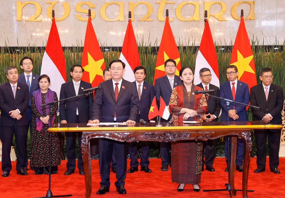 Chủ tịch Quốc hội Vương Đình Huệ và Chủ tịch Hạ viện Indonesia Puan Maharani gặp gỡ báo chí sau khi kết thúc hội đàm. Chủ tịch Quốc hội Vương Đình Huệ và Chủ tịch Hạ viện Indonesia Puan Maharani gặp gỡ báo chí sau khi kết thúc hội đàm.