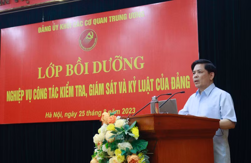 Đồng chí Nguyễn Văn Thể, Ủy viên Trung ương Đảng, Bí thư Đảng ủy Khối phát biểu chỉ đạo lớp bồi dưỡng.