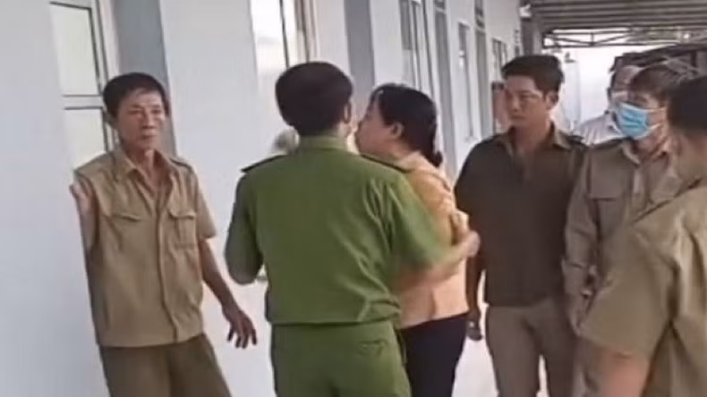 Lực lượng chức năng huyện Phước Long kiên trì thuyết phục gia đình nạn nhân bình tĩnh, không nên "manh động", ảnh hưởng tình hình trật tự tại địa phương. Lực lượng chức năng huyện Phước Long kiên trì thuyết phục gia đình nạn nhân bình tĩnh, không nên "manh động", ảnh hưởng tình hình trật tự tại địa phương.