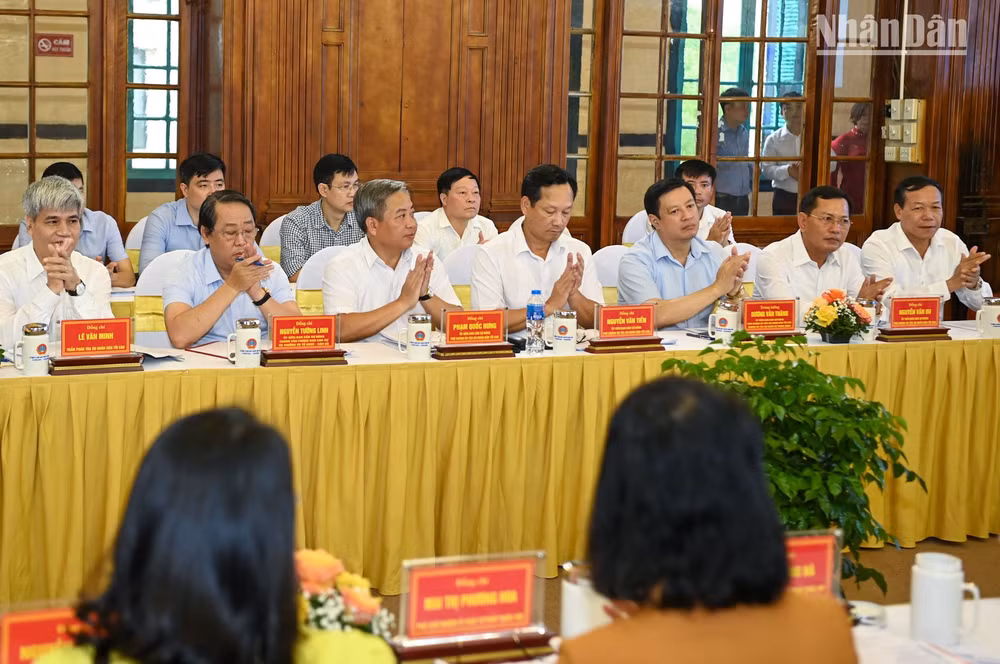 Lãnh đạo Tòa án nhân dân Tối cao và các đại biểu dự phiên họp. Lãnh đạo Tòa án nhân dân Tối cao và các đại biểu dự phiên họp.