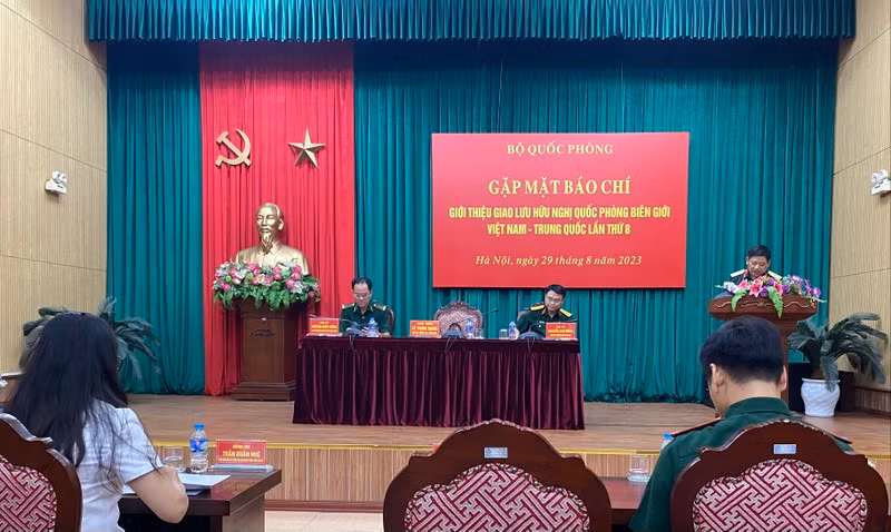 Thiếu tướng Lê Xuân Sang, Phó cục trưởng Cục Tuyên huấn phát biểu tại buổi gặp mặt.