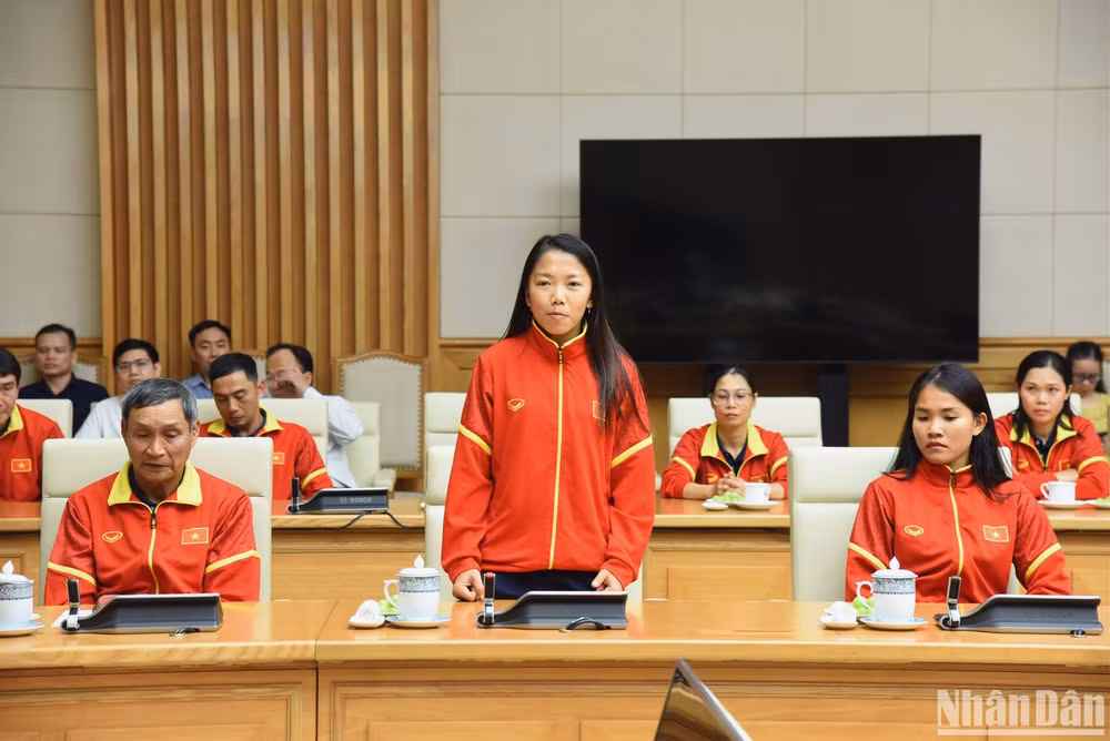 Đội trưởng đội tuyển bóng đá nữ Huỳnh Như phát biểu. Đội trưởng đội tuyển bóng đá nữ Huỳnh Như phát biểu.