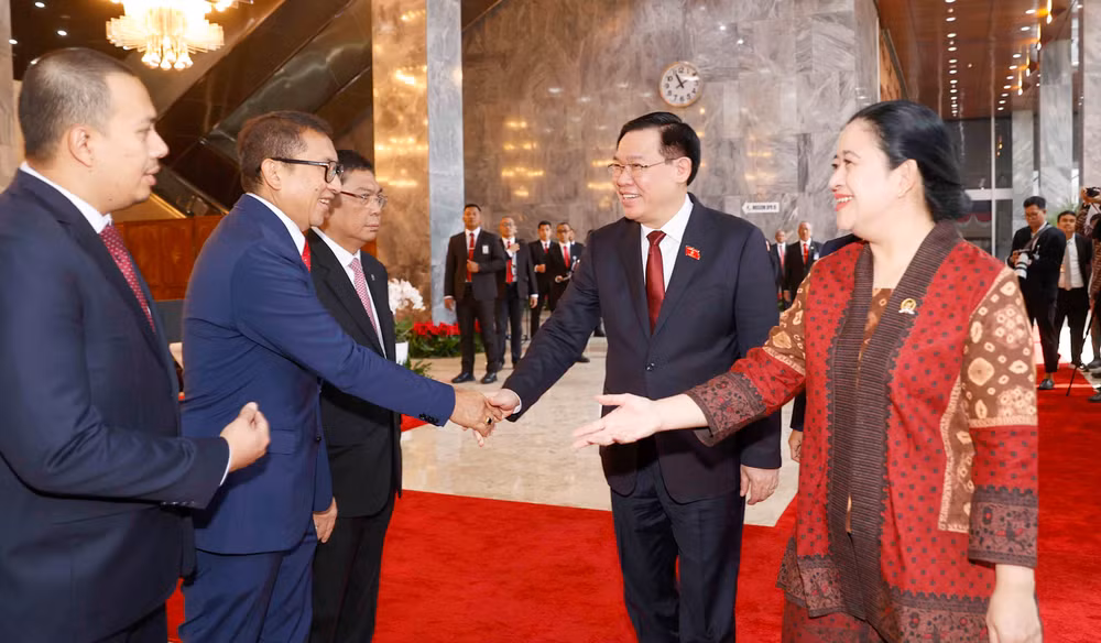 Chủ tịch Quốc hội Vương Đình Huệ và Chủ tịch Hạ viện Indonesia Puan Maharani với đại biểu. Chủ tịch Quốc hội Vương Đình Huệ và Chủ tịch Hạ viện Indonesia Puan Maharani với đại biểu.