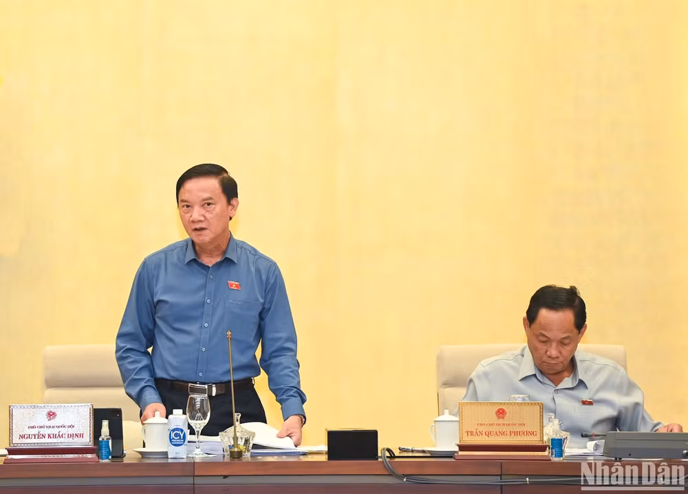 Phó Chủ tịch Quốc hội Nguyễn Khắc Định phát biểu ý kiến tại phiên họp.