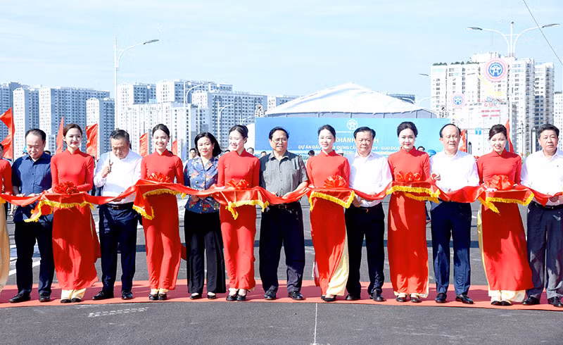 Thủ tướng Phạm Minh Chính và các đại biểu thực hiện nghi thức cắt băng khánh thành cầu Vĩnh Tuy-giai đoạn 2.