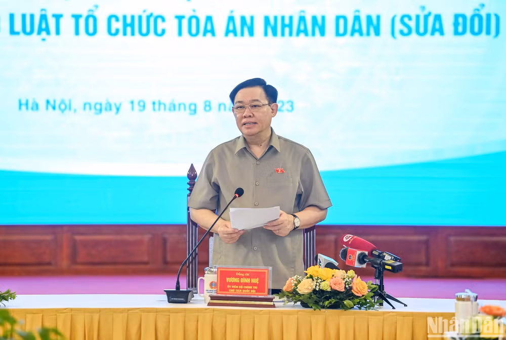 Chủ tịch Quốc hội Vương Đình Huệ phát biểu mở đầu, gợi mở nội dung thảo luận tại phiên họp. Chủ tịch Quốc hội Vương Đình Huệ phát biểu mở đầu, gợi mở nội dung thảo luận tại phiên họp.