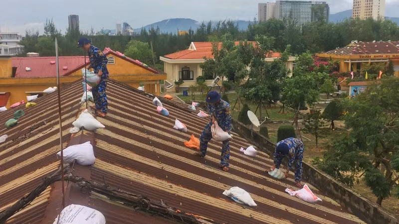Cán bộ, chiến sĩ tại sở chỉ huy Vùng 3 Hải quân chằng chống nhà cửa trước khi mưa bão đến.