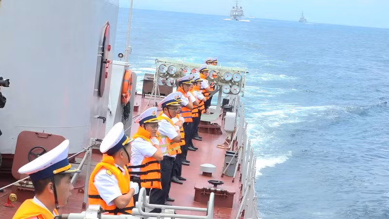 Thủy thủ tàu 09 của Hải quân nhân dân Việt Nam chào tàu duyệt binh của nước chủ nhà Indonesia. Thủy thủ tàu 09 của Hải quân nhân dân Việt Nam chào tàu duyệt binh của nước chủ nhà Indonesia.