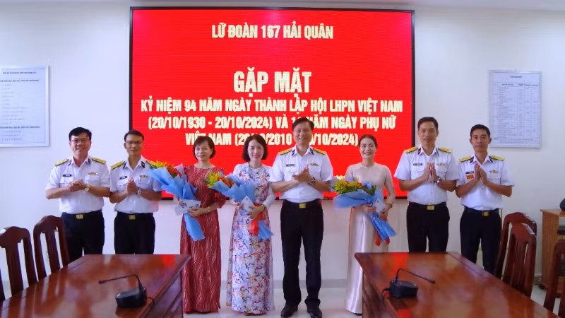 Lãnh đạo, chỉ huy Lữ đoàn 167 tặng quà, động viên nữ quân nhân trong đơn vị.