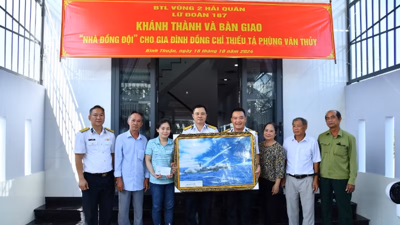 Trung tá Phạm Văn Phương - Phó Tham mưu trưởng, đại diện Phòng Tham mưu tặng quà cho gia đình đồng chí Thiếu tá Phùng Văn Thủy.