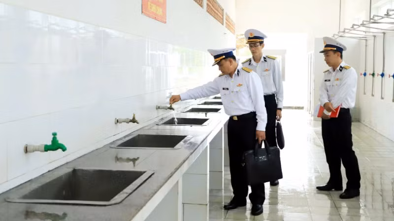 Kiểm tra mô hình, vật chất huấn luyện và nơi ăn ở, sinh hoạt cho chiến sĩ mới.