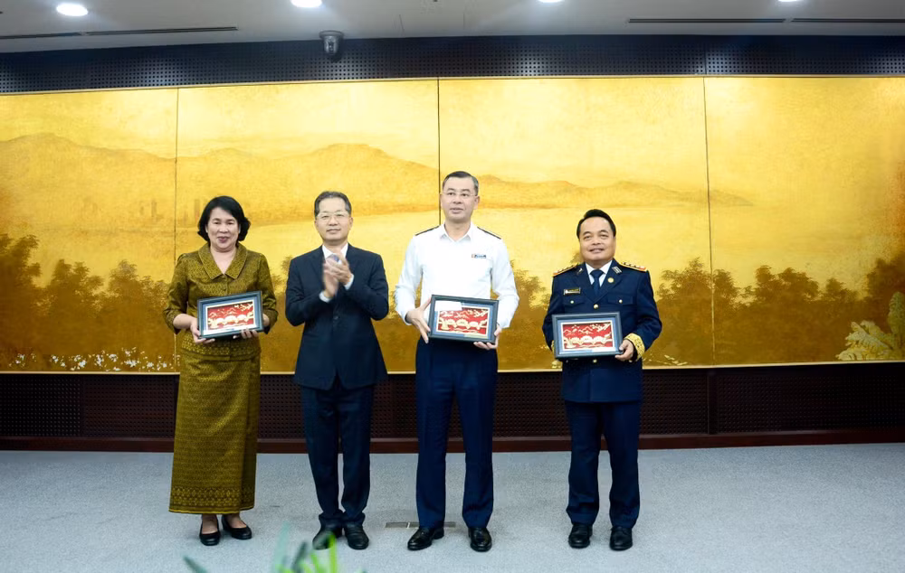 Bí thư Thành ủy Đà Nẵng tặng bức tranh Cầu Rồng-biểu trưng của Đà Nẵng thời kỳ đổi mới. Bí thư Thành ủy Đà Nẵng tặng bức tranh Cầu Rồng-biểu trưng của Đà Nẵng thời kỳ đổi mới.