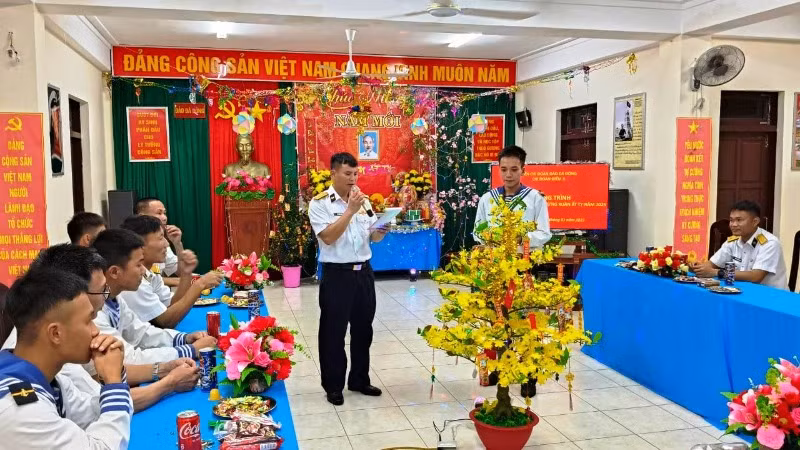 Tiết mục "Hái hoa dân chủ" trên đảo Đá Đông. Tiết mục "Hái hoa dân chủ" trên đảo Đá Đông.