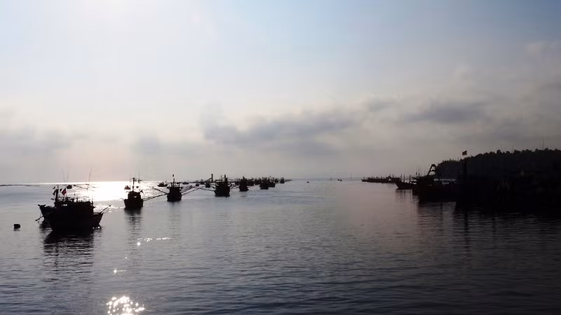 Lực lượng Hải quân luôn là điểm tựa để ngư dân vươn khơi bám biển. Lực lượng Hải quân luôn là điểm tựa để ngư dân vươn khơi bám biển.