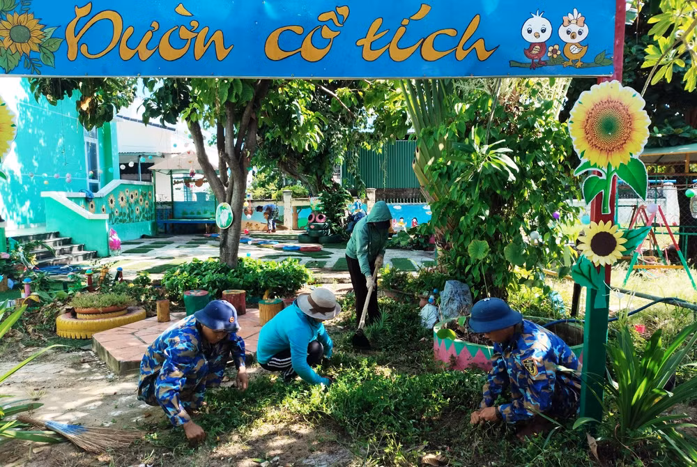 Dọn vệ sinh, sửa chữa khu vui chơi của trẻ.