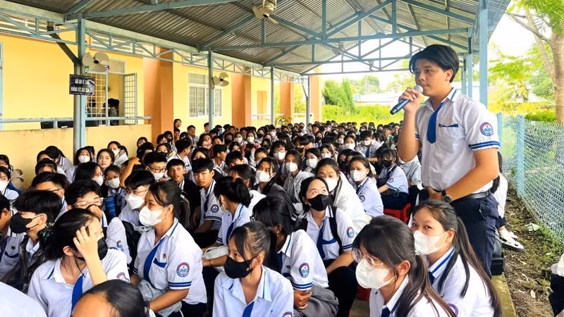 Các em học sinh tích cực tham gia tìm hiểu về biển, đảo trong tình hình hiện nay.