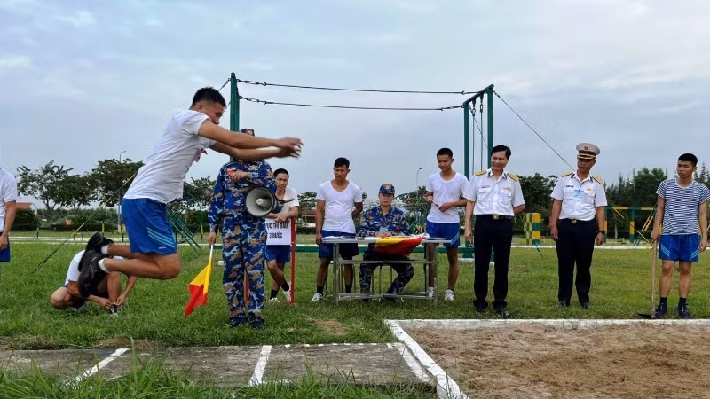 Thi bật 3 bước chụm chân không đà. Thi bật 3 bước chụm chân không đà.