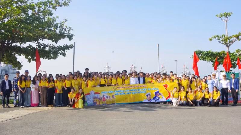 Cán bộ, giảng viên, sinh viên Trường cao đẳng Đại Việt Đà Nẵng tham gia chương trình tìm hiểu về biển đảo và Hải quân Việt Nam.