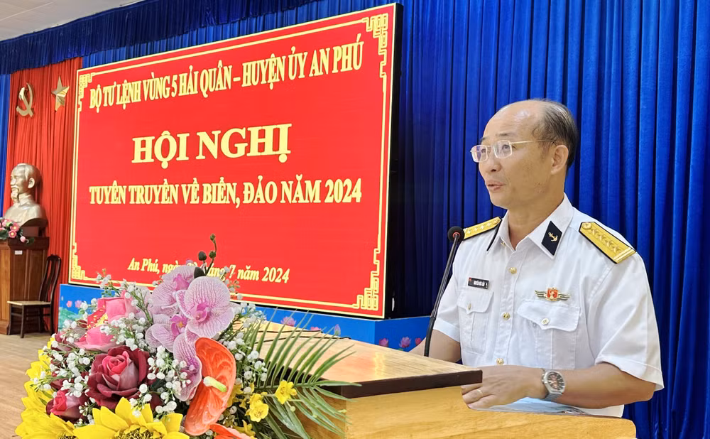 Đại tá Nguyễn Đức Cầu, Phó Chủ nhiệm Chính trị, Bộ Tư lệnh Vùng 5 Hải quân thông tin về tình hình trên các vùng biển nước ta hiện nay tại huyện An Phú.