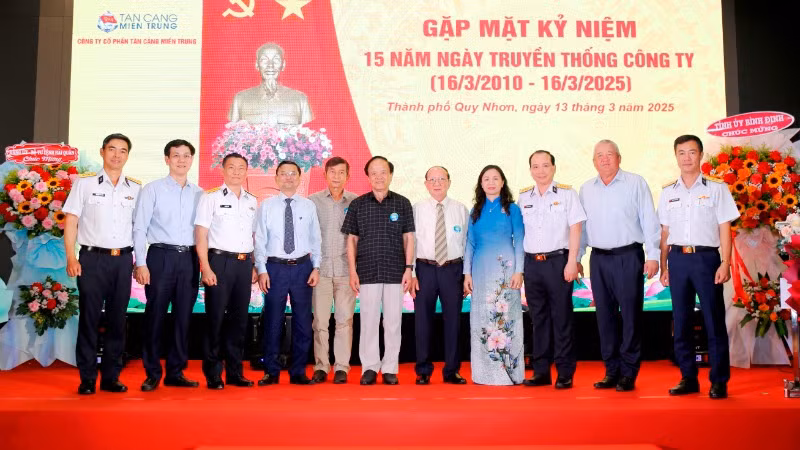 Lãnh đạo tỉnh Bình Định chụp ảnh lưu niệm cùng cán bộ Công ty Tân cảng miền trung. Lãnh đạo tỉnh Bình Định chụp ảnh lưu niệm cùng cán bộ Công ty Tân cảng miền trung.