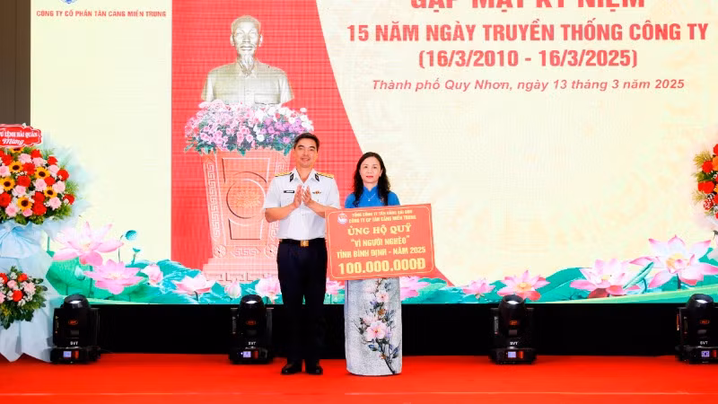 Trao 100 triệu đồng ủng hộ Quỹ Vì người nghèo tỉnh Bình Định. Trao 100 triệu đồng ủng hộ Quỹ Vì người nghèo tỉnh Bình Định.