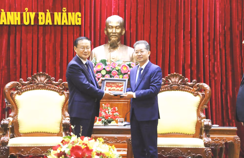 Trao tặng bức tranh lưu niệm "Cầu Rồng", biểu tượng phát triển của Đà Nẵng.
