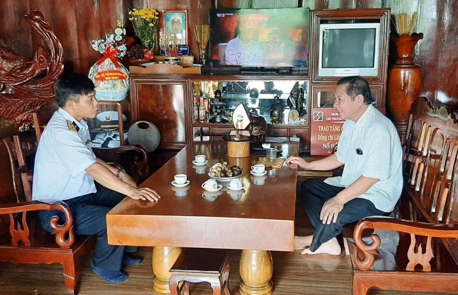 Trung tá Nguyễn Hoàng Nam, Chính trị viên Hải đội 811, Lữ đoàn 125 thăm, tặng quà gia đình Liệt sĩ Trần Quyết Định tại xã Phước Minh, huyện Bù Gia Mập, tỉnh Bình Phước. Trung tá Nguyễn Hoàng Nam, Chính trị viên Hải đội 811, Lữ đoàn 125 thăm, tặng quà gia đình Liệt sĩ Trần Quyết Định tại xã Phước Minh, huyện Bù Gia Mập, tỉnh Bình Phước.