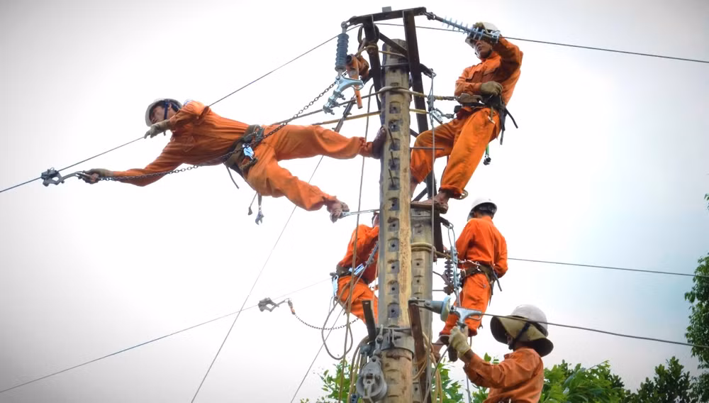 Huy động lực lượng tham gia sửa chữa đường dây hư hỏng sau mưa bão ở Quảng Ngãi.