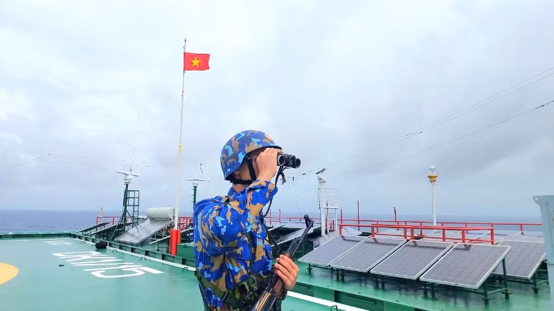 Chiến sĩ Nhà giàn DK115 chắc tay súng bảo vệ vững chắc vùng biển để nhân dân vui Xuân đón Tết bình yên.