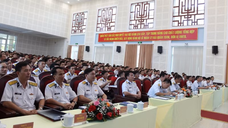 Hơn 300 đại biểu dự Hội nghị tổng kết công tác quân sự quốc phòng của lữ đoàn 171 Hải quân. Hơn 300 đại biểu dự Hội nghị tổng kết công tác quân sự quốc phòng của lữ đoàn 171 Hải quân.